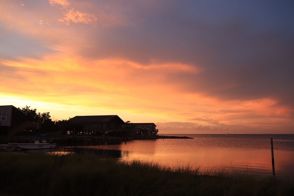 Sweet Waterfront Cottage, 4 person limit