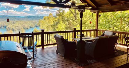 Bear's Mountaintop Views 3 Bedroom Chalet by Redawning