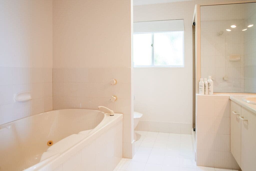 ? Buddina Beach House Water Views? Enjoy the Beach, Pool or Bring the Boat ?