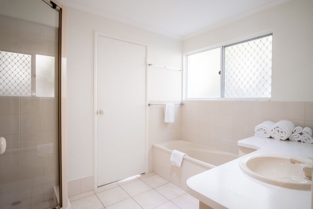 ? Buddina Beach House Water Views? Enjoy the Beach, Pool or Bring the Boat ?