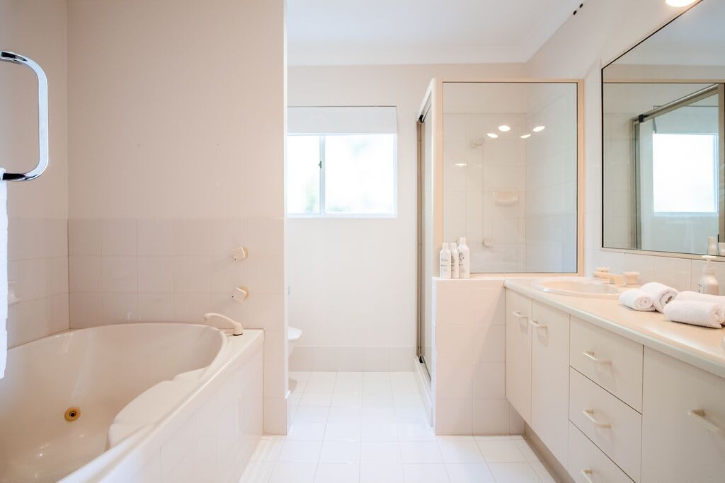 ? Buddina Beach House Water Views? Enjoy the Beach, Pool or Bring the Boat ?