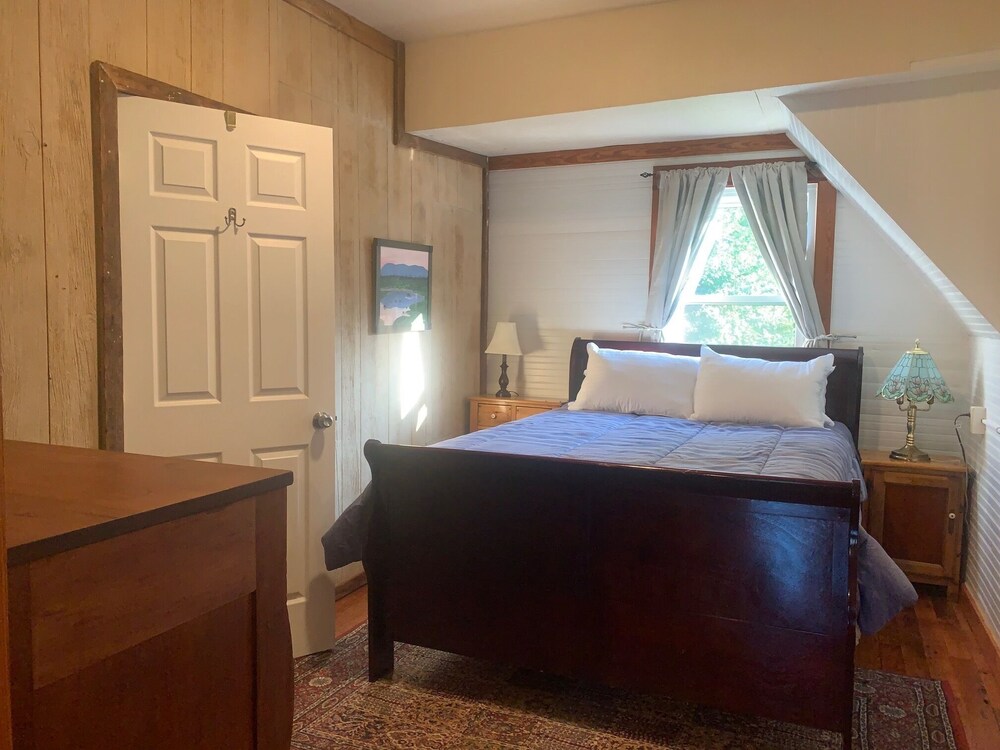 Robinson River Roost Country cottage near Shenandoah NP Madison