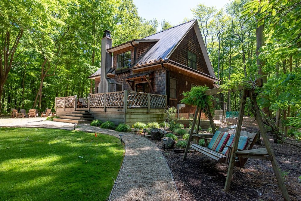 (2022 Calendar OPEN!) Pool Open Memorial Day-October 31st! Gorgeous Lake View Home with Private Pool & Hot Tub (Steps To Beach!)