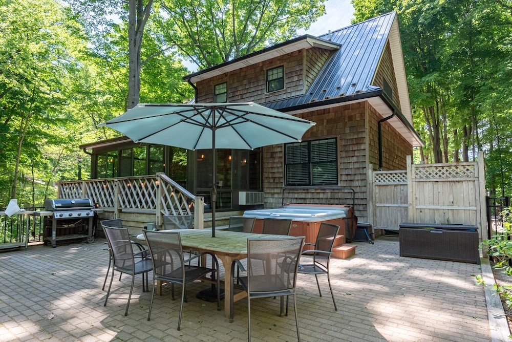 (2022 Calendar OPEN!) Pool Open Memorial Day-October 31st! Gorgeous Lake View Home with Private Pool & Hot Tub (Steps To Beach!)