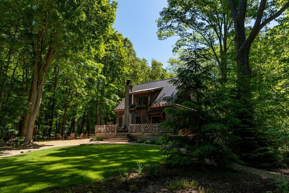 (2022 Calendar OPEN!) Pool Open Memorial Day-October 31st! Gorgeous Lake View Home with Private Pool & Hot Tub (Steps To Beach!)