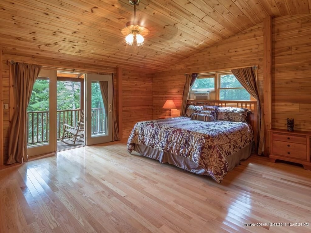 YearRound Private Coastal Log Cabin with a beautiful view of the Maine