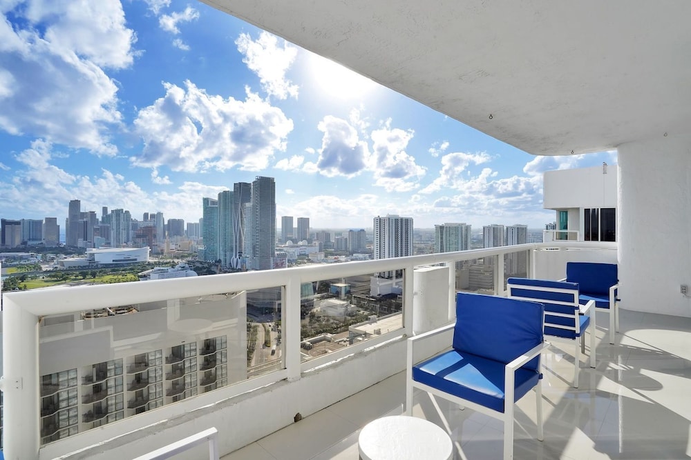 Sky View High Penthouse! (1 bedroom condo)