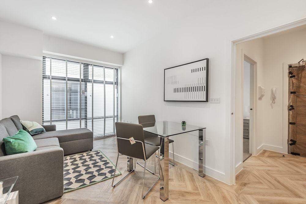 Celador Apartments - Wellington House