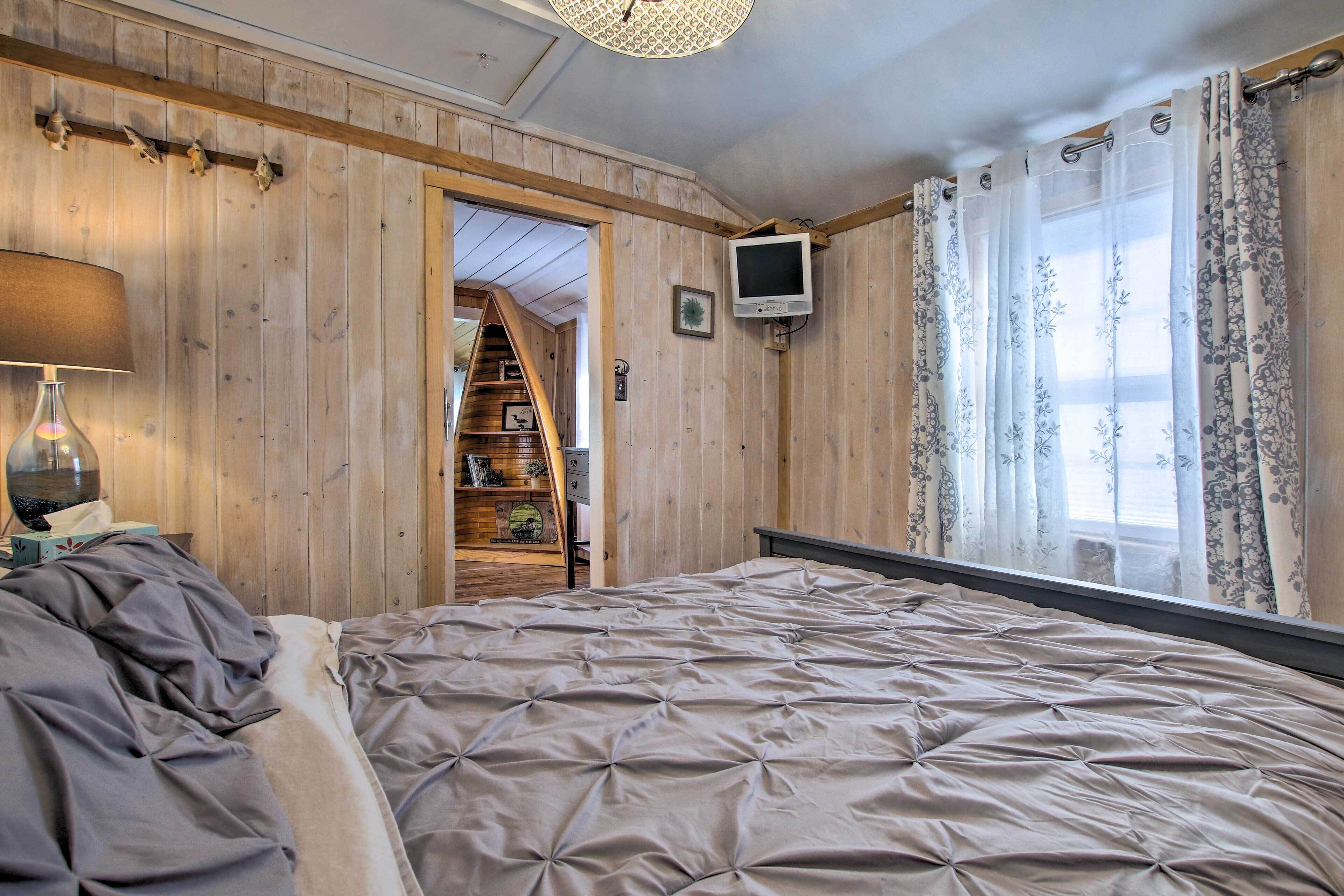 NEW! Lakefront Cottage w/ Fire Pit, Grill & Views! in Hartford, United States