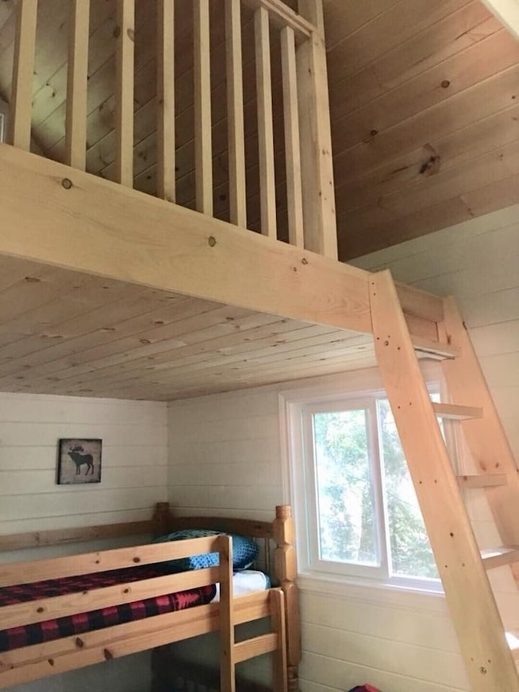 Family Oriented 4 season Cottage with Hot Tub on Kennisis Lake