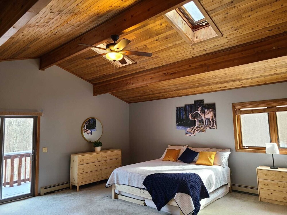 Wildlife Retreat in the Forest Becket Vrbo