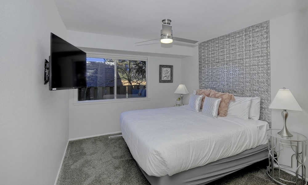 FLAGSTAFF FAUNA DUPLEX with SPA, FIRE PIT& VIEWS