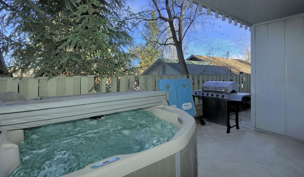 FLAGSTAFF FAUNA DUPLEX with SPA, FIRE PIT& VIEWS