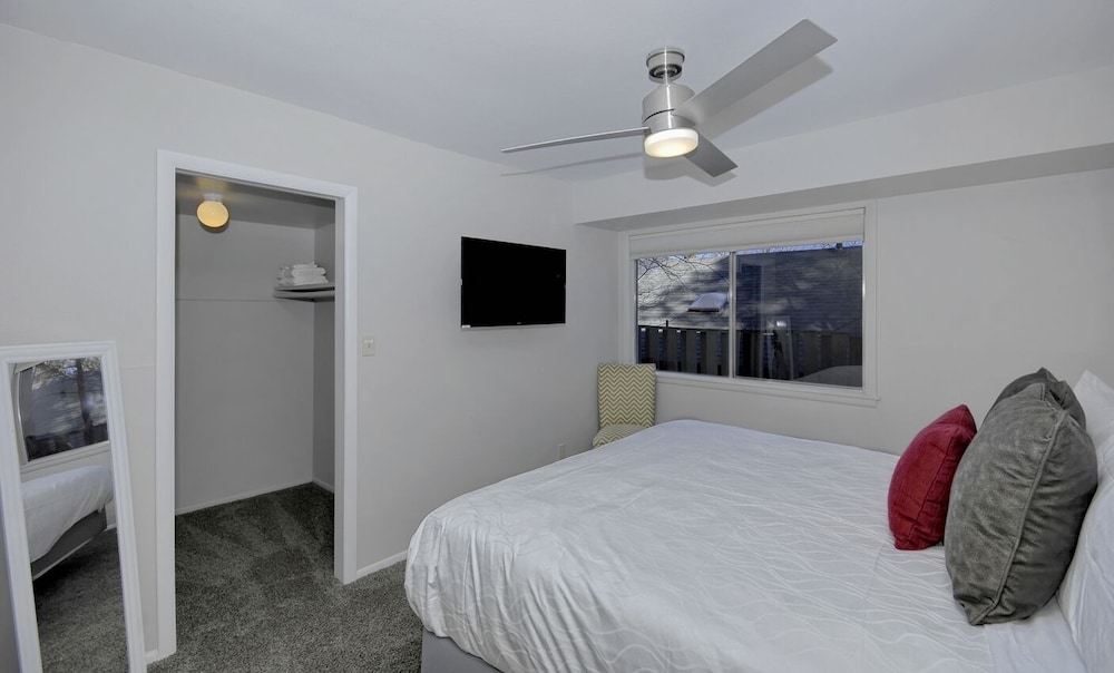 FLAGSTAFF FAUNA DUPLEX with SPA, FIRE PIT& VIEWS