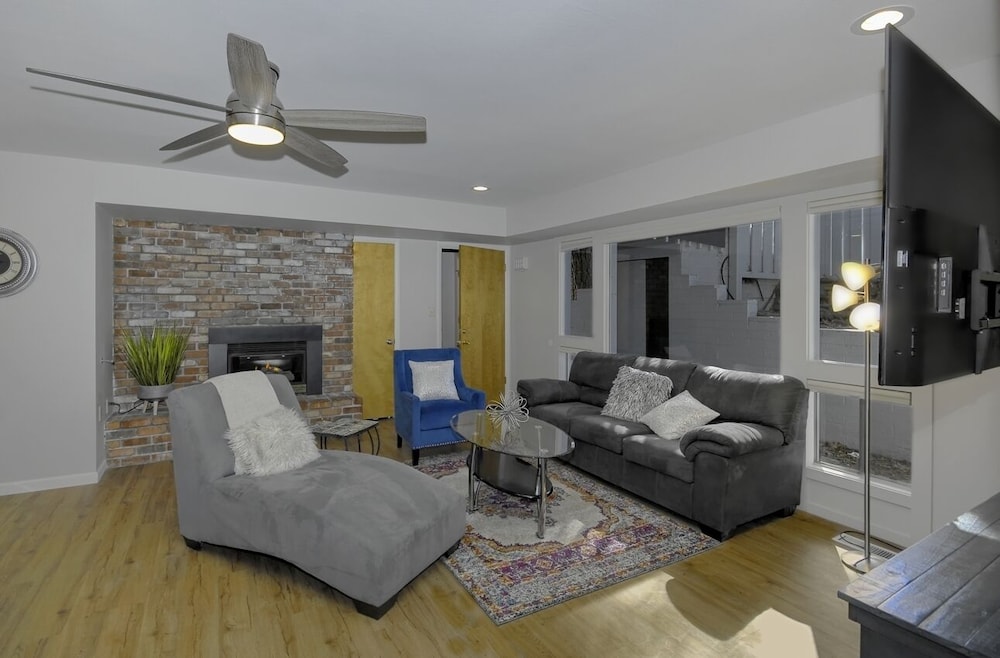 FLAGSTAFF FAUNA DUPLEX with SPA, FIRE PIT& VIEWS