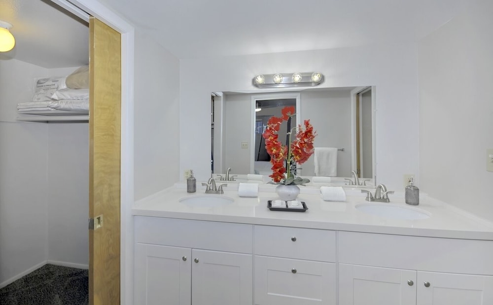 FLAGSTAFF FAUNA DUPLEX with SPA, FIRE PIT& VIEWS