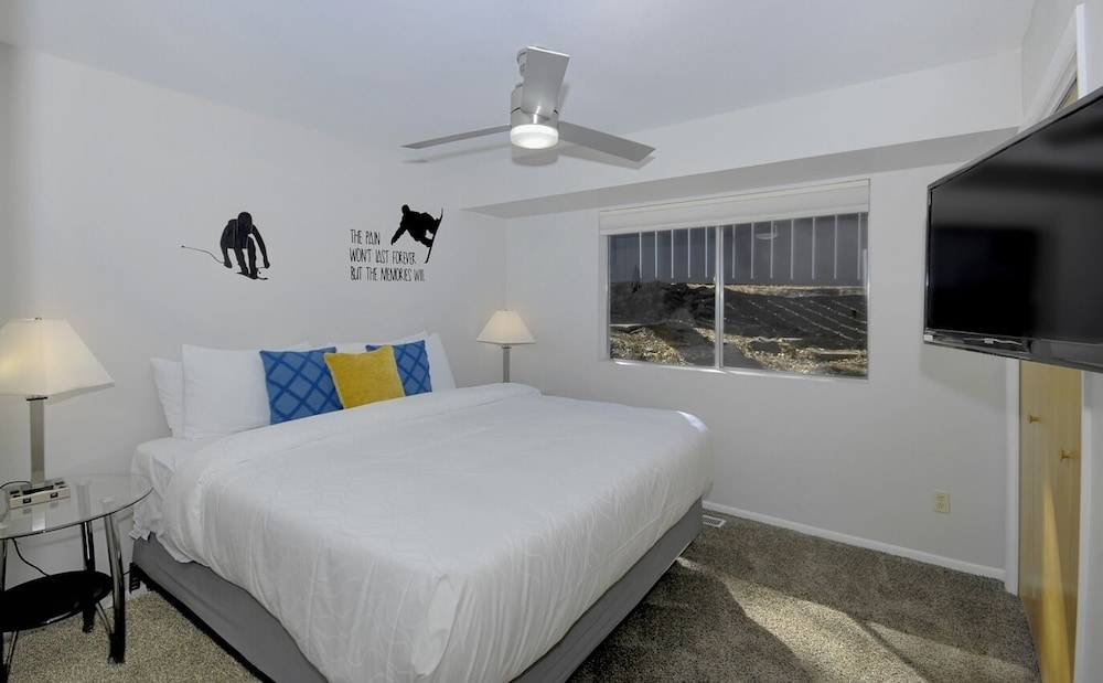 FLAGSTAFF FAUNA DUPLEX with SPA, FIRE PIT& VIEWS