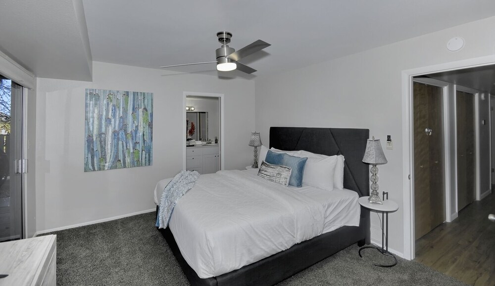 FLAGSTAFF FAUNA DUPLEX with SPA, FIRE PIT& VIEWS