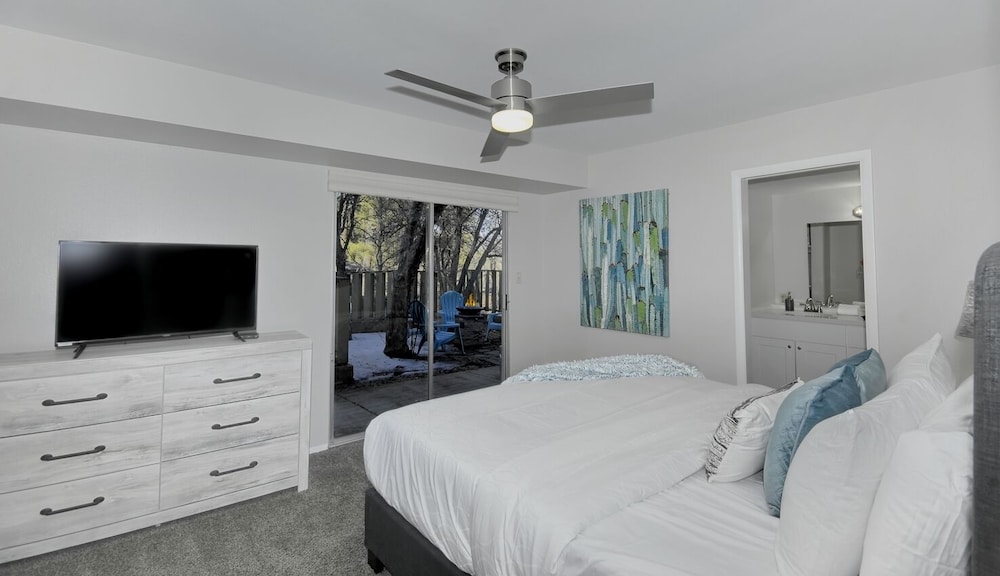 FLAGSTAFF FAUNA DUPLEX with SPA, FIRE PIT& VIEWS