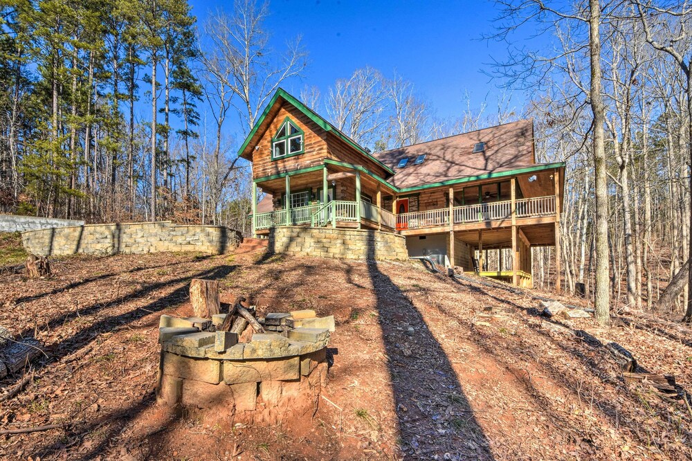 Lake Hartwell Area Cabin w/ Community Pool Access!