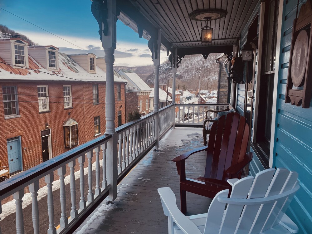 Downtown Harpers Ferry! Charming Historic House in Harpers Ferry National Park!