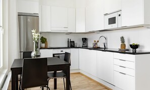 Full-size fridge, microwave, oven, stovetop
