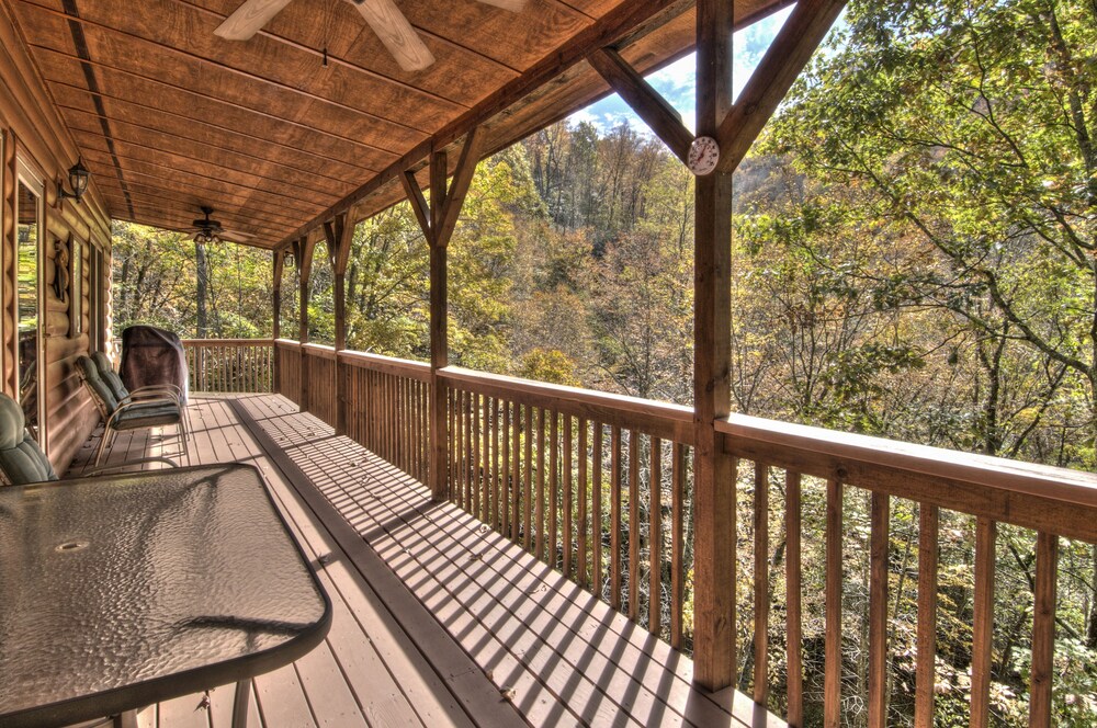 3 BR 2 1/2 BA Log Home with Creekside View, Hot Tub, Game Room  & Fire Pit!