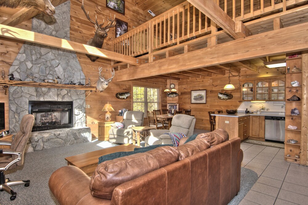 3 BR 2 1/2 BA Log Home with Creekside View, Hot Tub, Game Room  & Fire Pit!