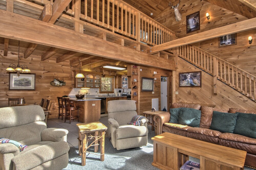 3 BR 2 1/2 BA Log Home with Creekside View, Hot Tub, Game Room  & Fire Pit!