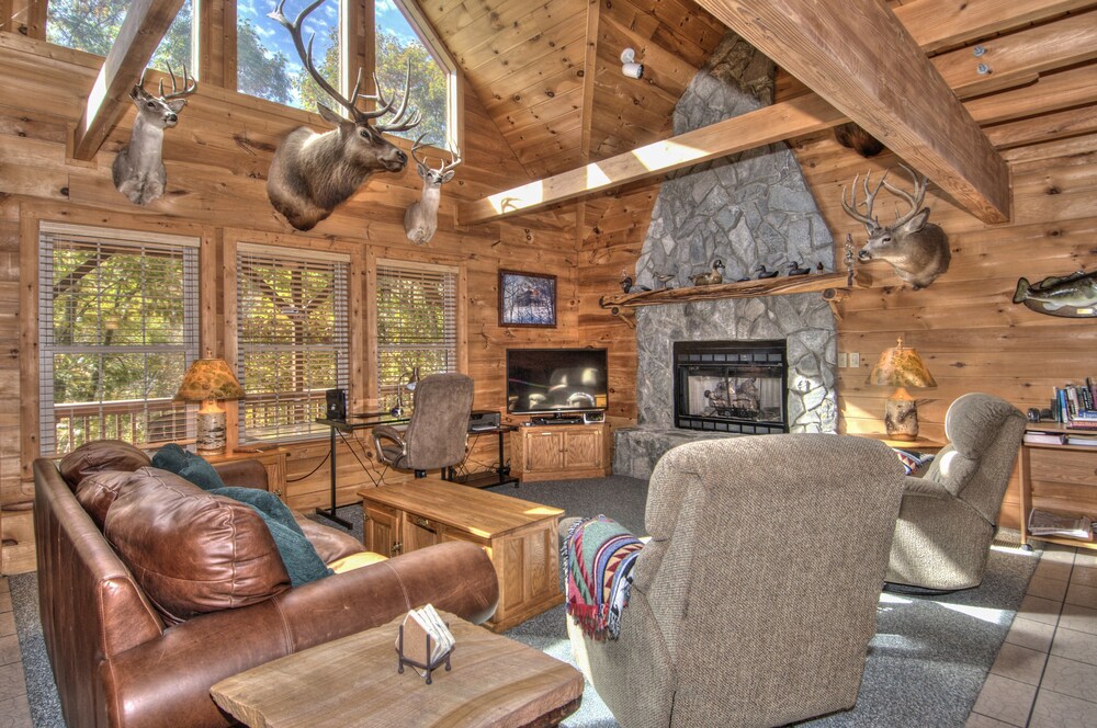 3 BR 2 1/2 BA Log Home with Creekside View, Hot Tub, Game Room  & Fire Pit!