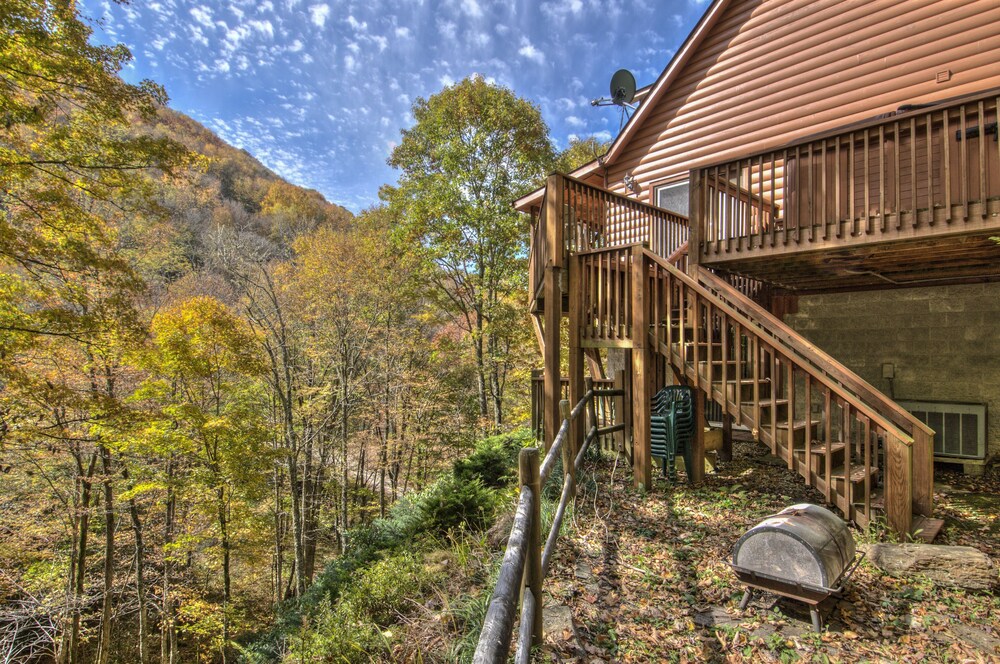 3 BR 2 1/2 BA Log Home with Creekside View, Hot Tub, Game Room  & Fire Pit!