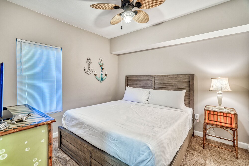 STERLING SHORESDESTIN PENTHOUSELABOR DAY WEEKEND AVAIL W/ 3 NIGHT MIN! Destin Vrbo