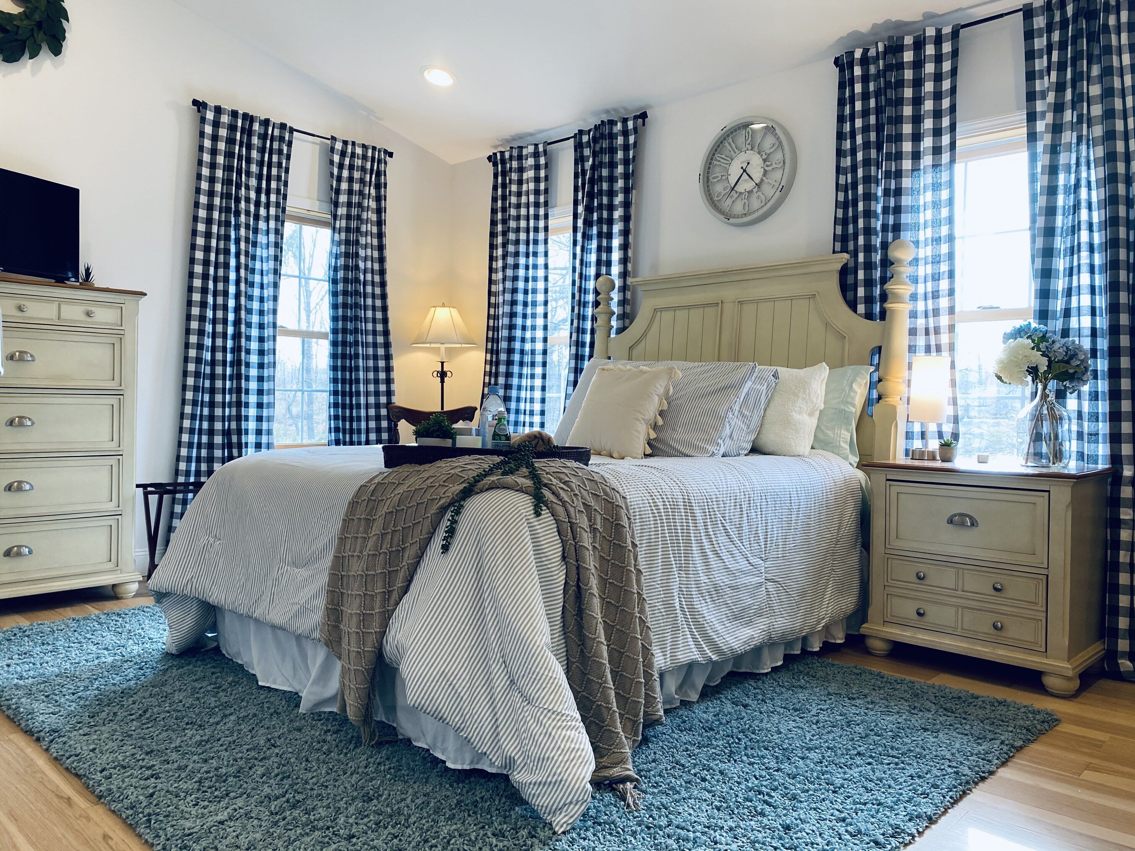 Welcome to The Garnsey! Fully renovated + 145' of private beach in Seneca Falls, United States