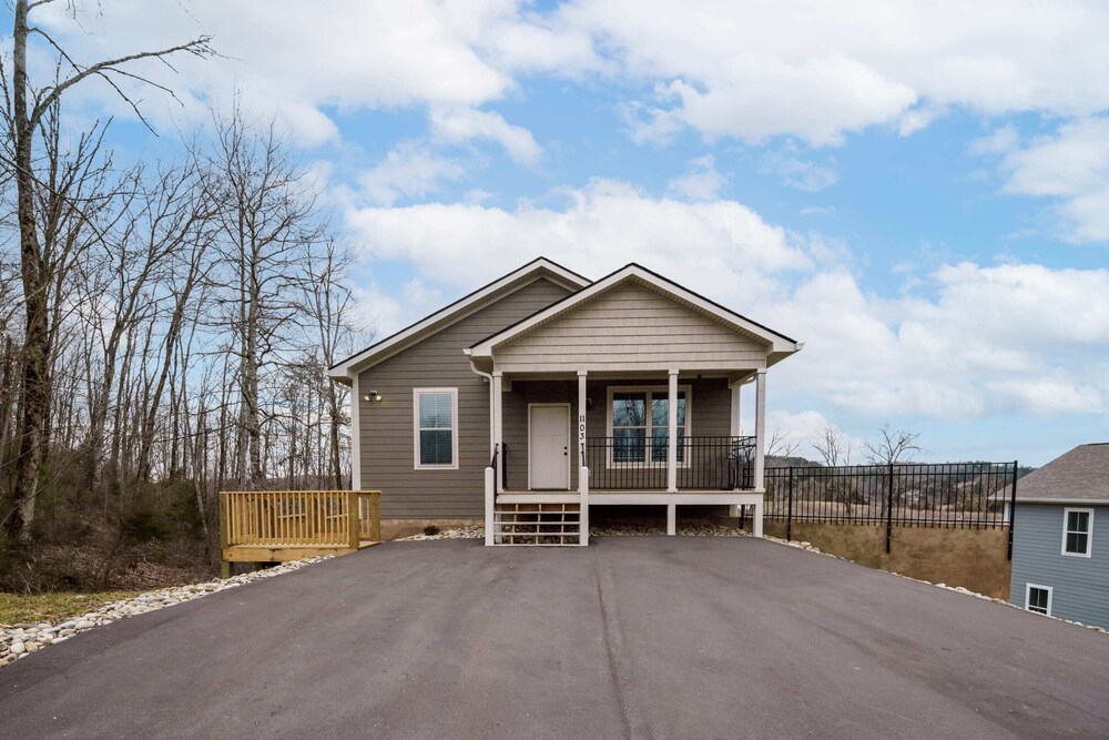 Smokey Sanctuary: Near Douglas Lake, Views, Kitchenette, Hot Tub