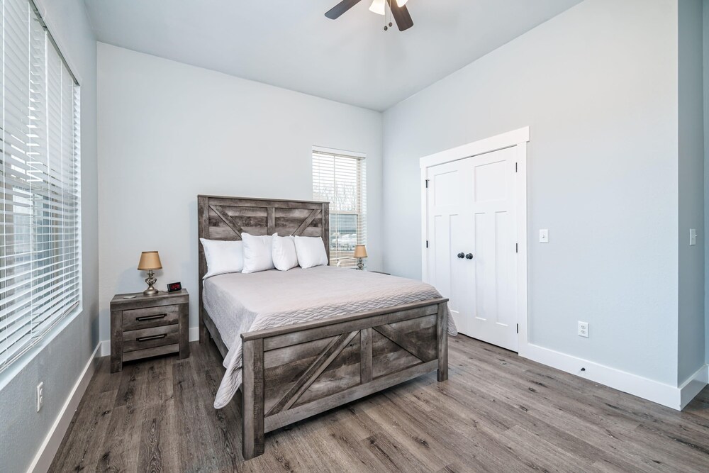 Smokey Sanctuary: Near Douglas Lake, Views, Kitchenette, Hot Tub