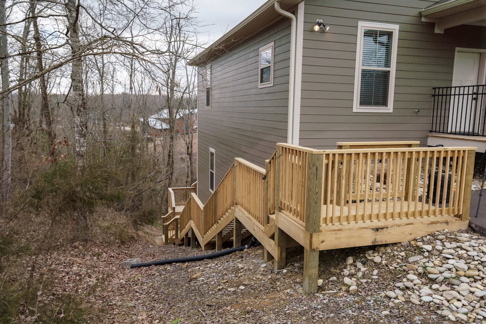 Smokey Sanctuary: Near Douglas Lake, Views, Kitchenette, Hot Tub