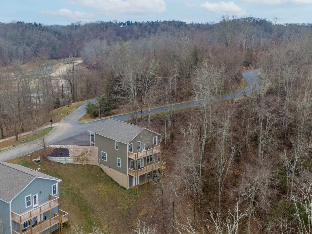 Smokey Sanctuary: Near Douglas Lake, Views, Kitchenette, Hot Tub