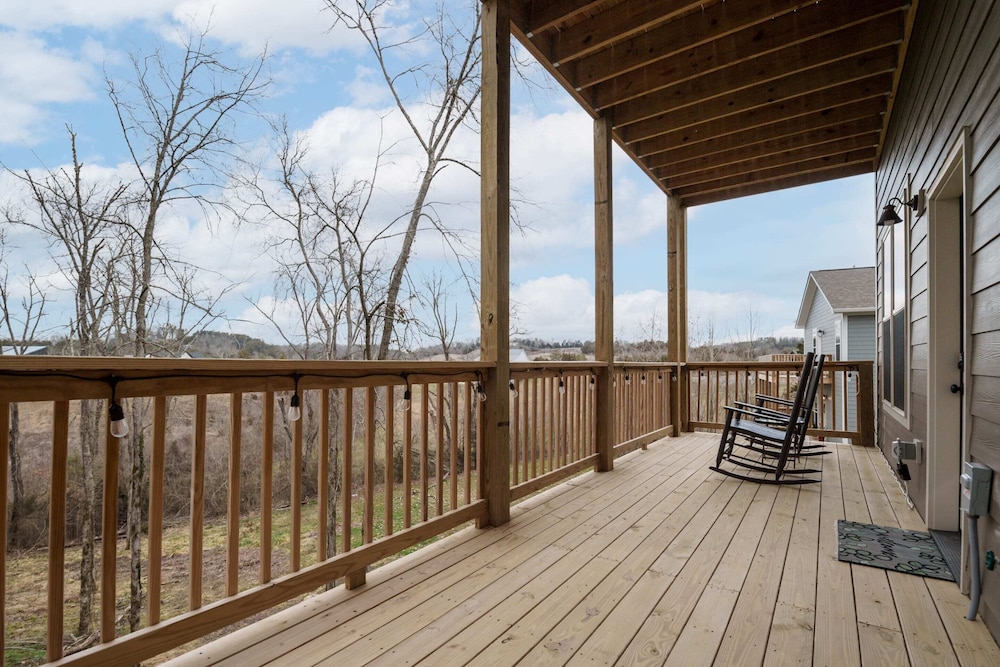 Smokey Sanctuary: Near Douglas Lake, Views, Kitchenette, Hot Tub