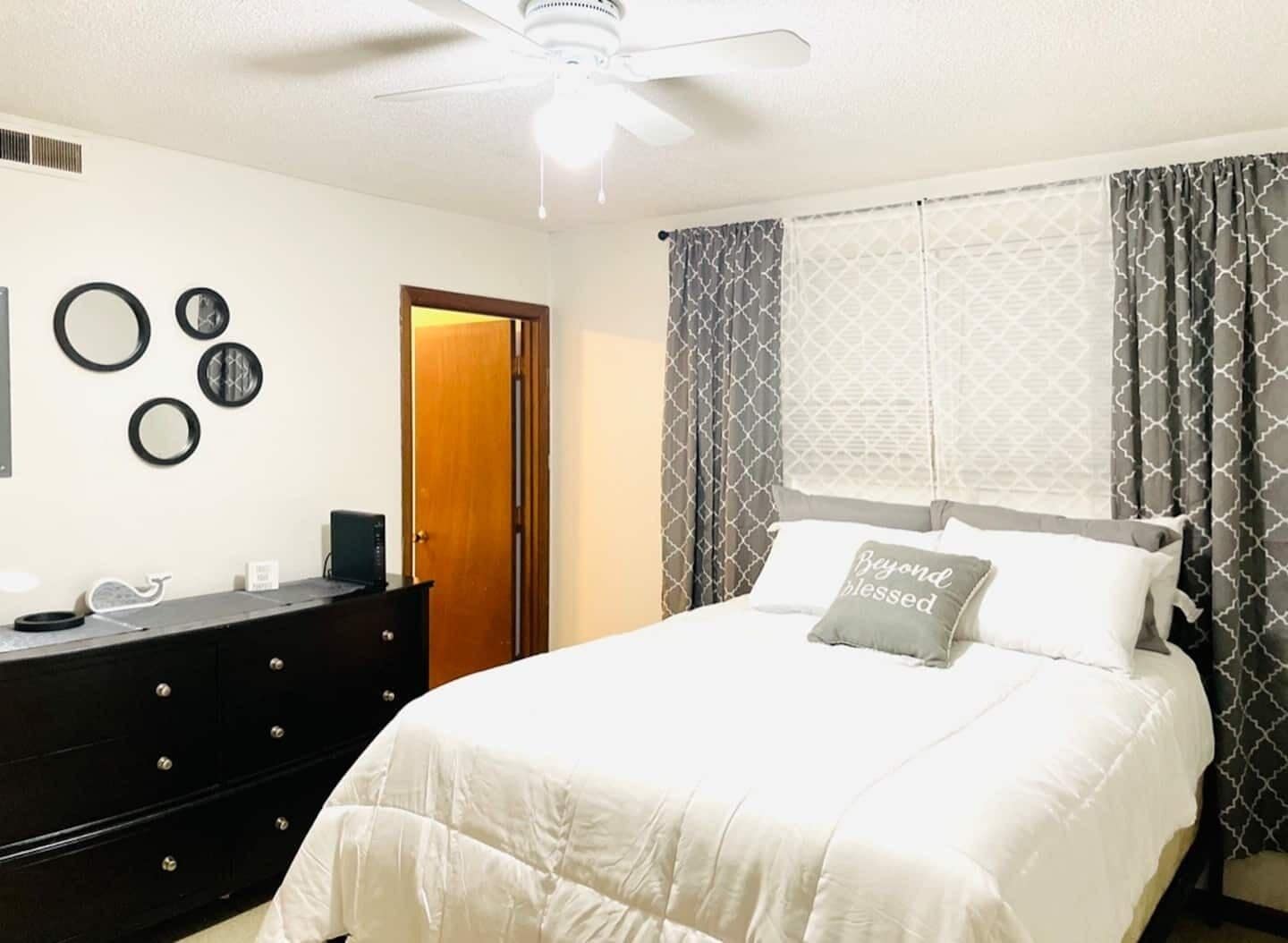 TRUE BLUE: 1 Minute to Aggieville & KSU - Pet Friendly in Manhattan, United States
