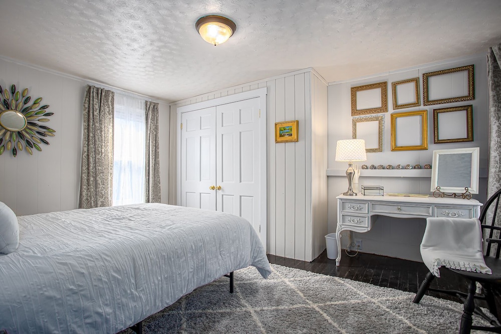 Lovely home, wonderful location. Luray Vrbo