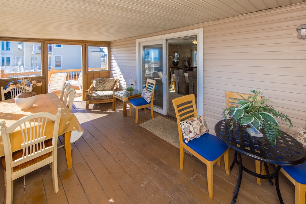 Charming BEACH HOUSE directly on the beach, UNOBSTRUCTED VIEW of ATLANTIC OCEAN