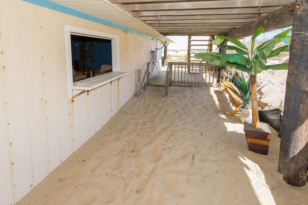 Charming BEACH HOUSE directly on the beach, UNOBSTRUCTED VIEW of ATLANTIC OCEAN