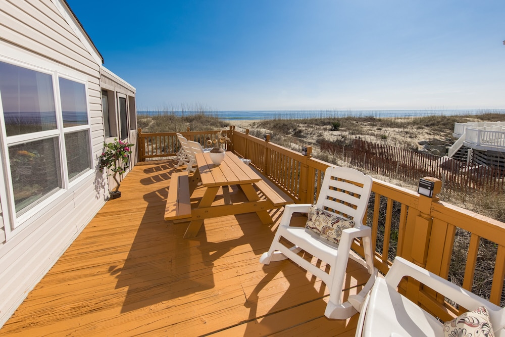 Charming BEACH HOUSE directly on the beach, UNOBSTRUCTED VIEW of ATLANTIC OCEAN