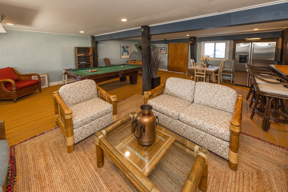 Charming BEACH HOUSE directly on the beach, UNOBSTRUCTED VIEW of ATLANTIC OCEAN