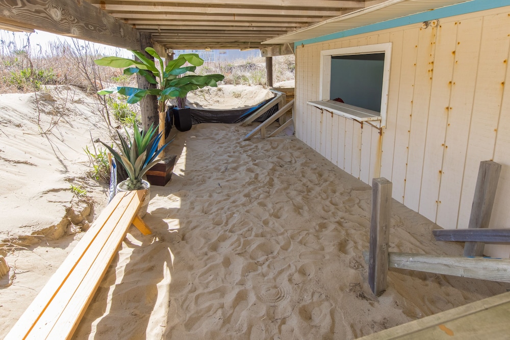 Charming BEACH HOUSE directly on the beach, UNOBSTRUCTED VIEW of ATLANTIC OCEAN