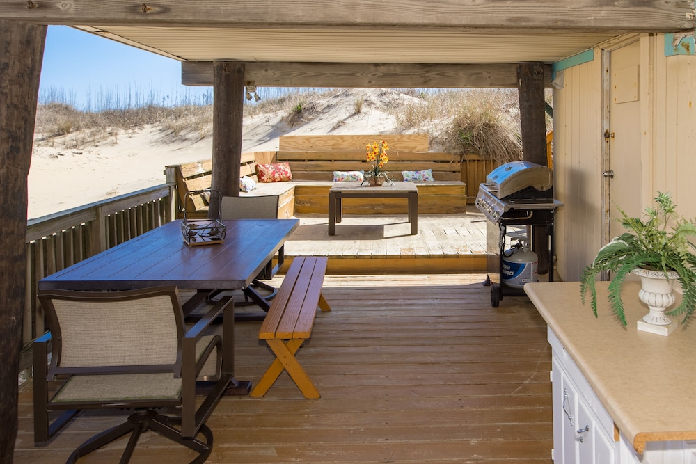 Charming BEACH HOUSE directly on the beach, UNOBSTRUCTED VIEW of ATLANTIC OCEAN