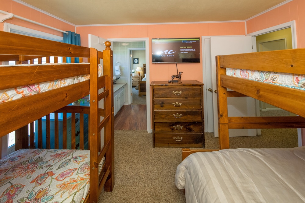 Charming BEACH HOUSE directly on the beach, UNOBSTRUCTED VIEW of ATLANTIC OCEAN