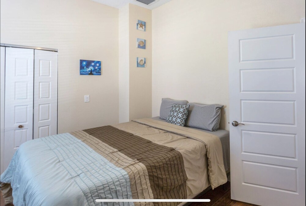 Cozy Townhome near DT, Ybor City, Amalie Arena , The Bucs Stadium, and more!