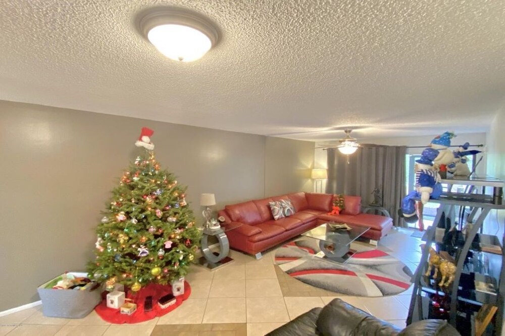 2 bedroom/bathroom, 1st floor condo at the quiet Ventura Country club