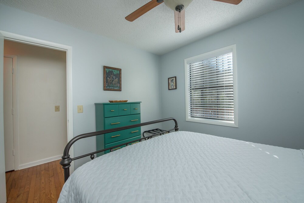 Cozy Mtn Cabin, Gas Logs, Firepit, Grill, Babbling Creek, Nearby Asheville, Wifi Madison